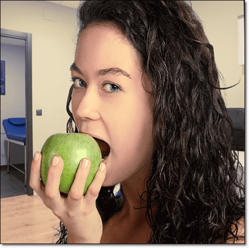 풋사과 먹는 미녀