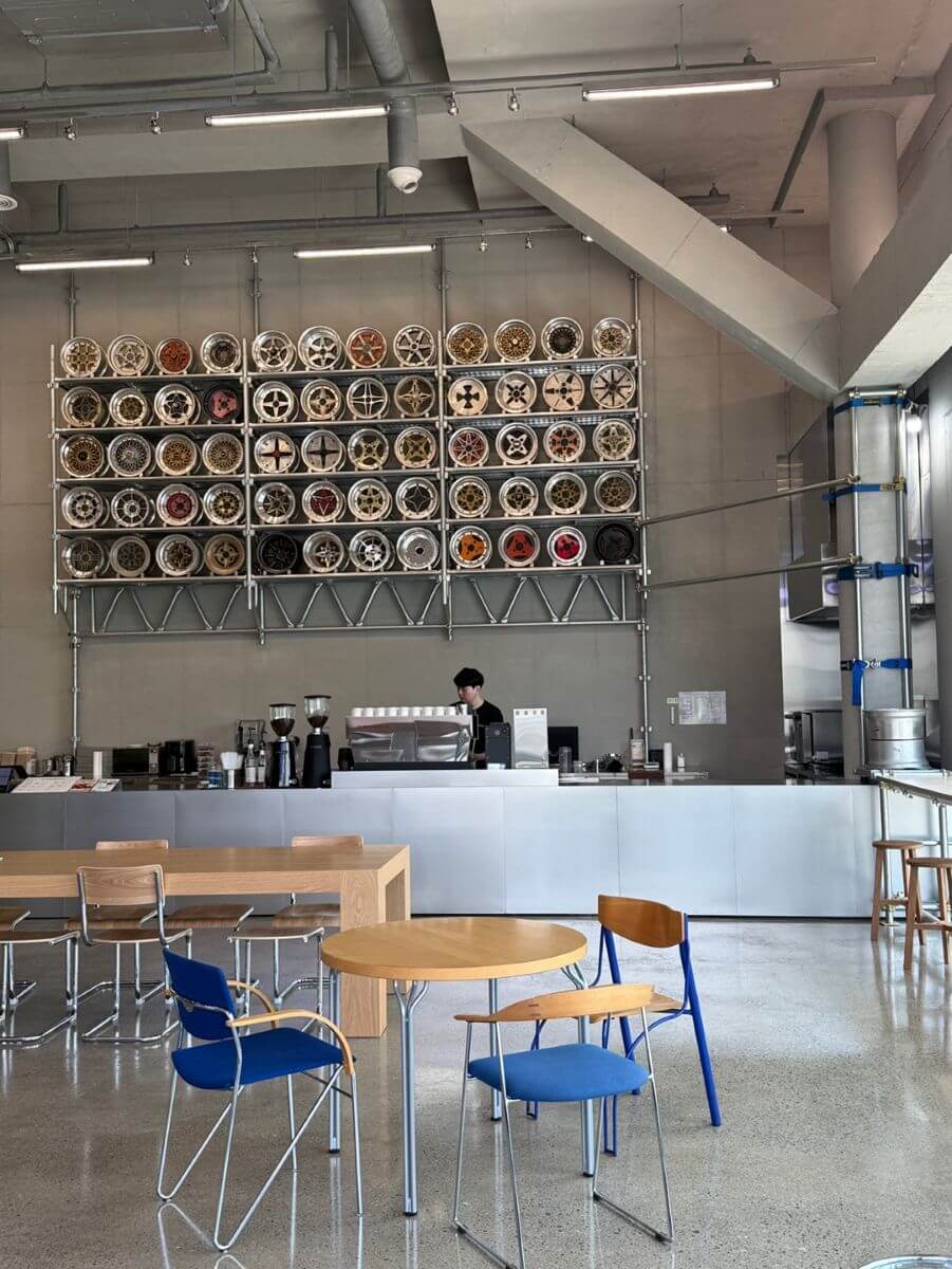 성남 개러지퀸 카페 카운터와 자동차 휠 벽면