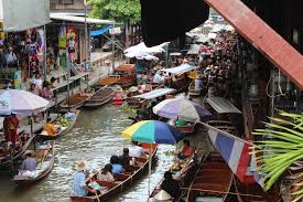 배 타고 쇼핑을 즐기는 이색 시장 