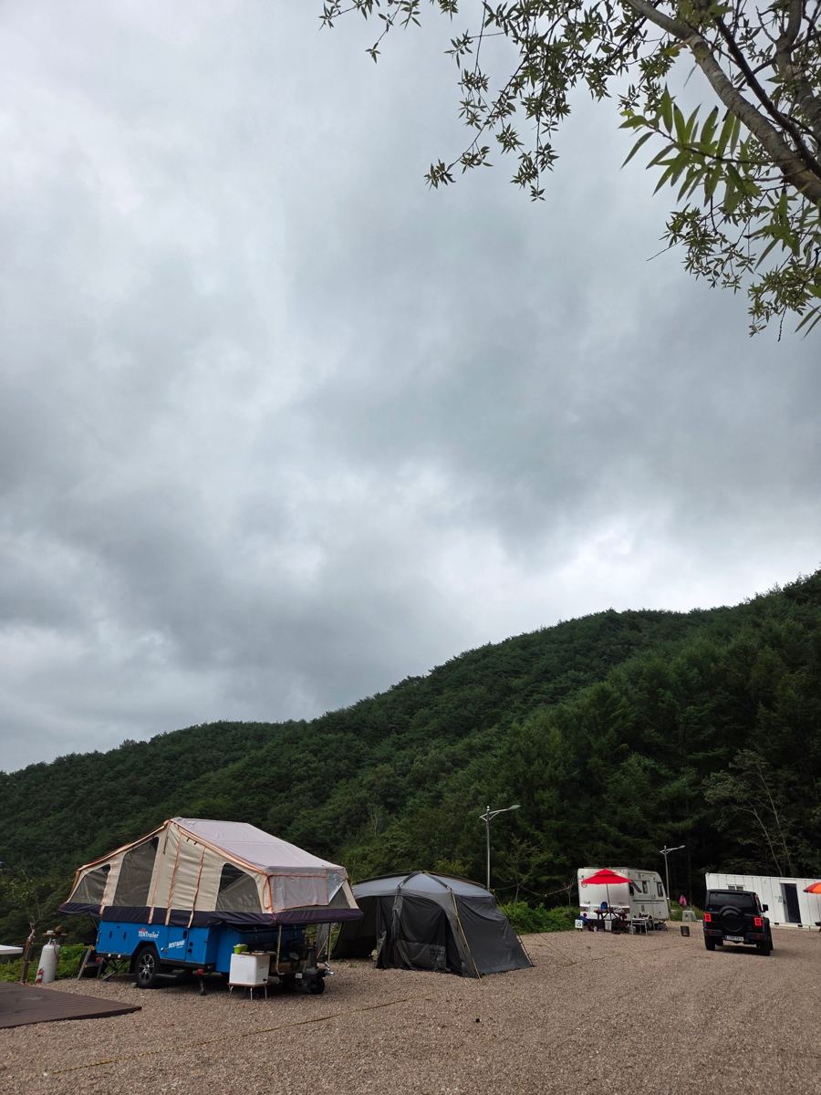 흐린 날 영덕 천연탄산수 캠핑장 사이트