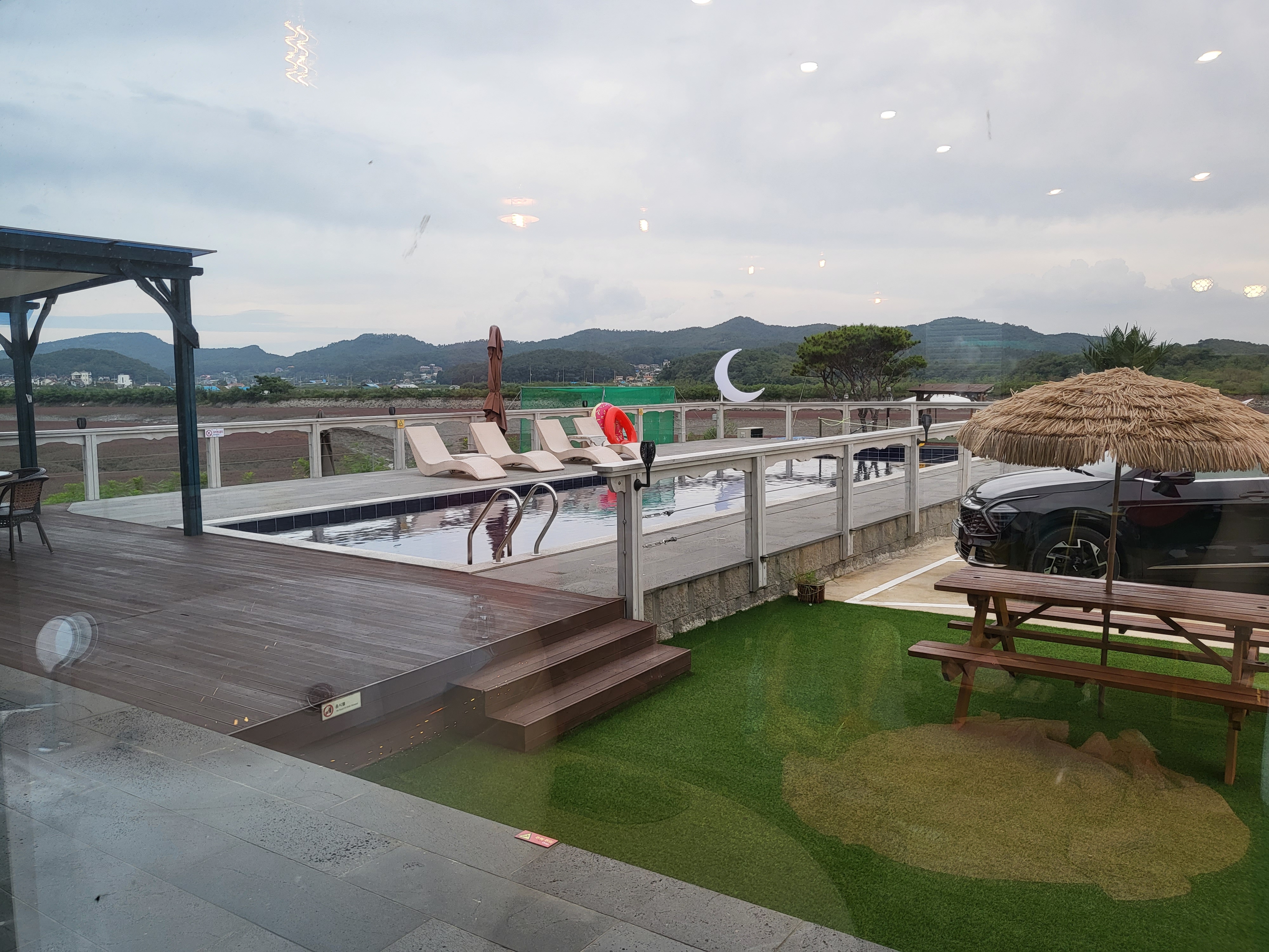 온펜션 - 내부에서 수영장 뷰