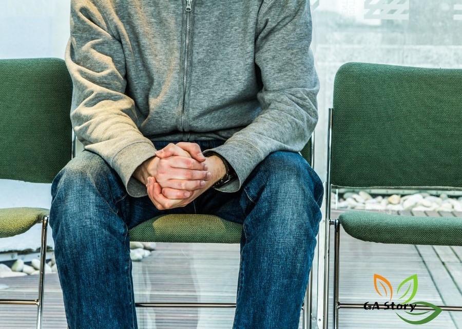 중년 남성이 의자에 앉아 깊은 생각에 잠긴 모습, 44세 노화 급변기의 고민을 표현하는 이미지 via canva