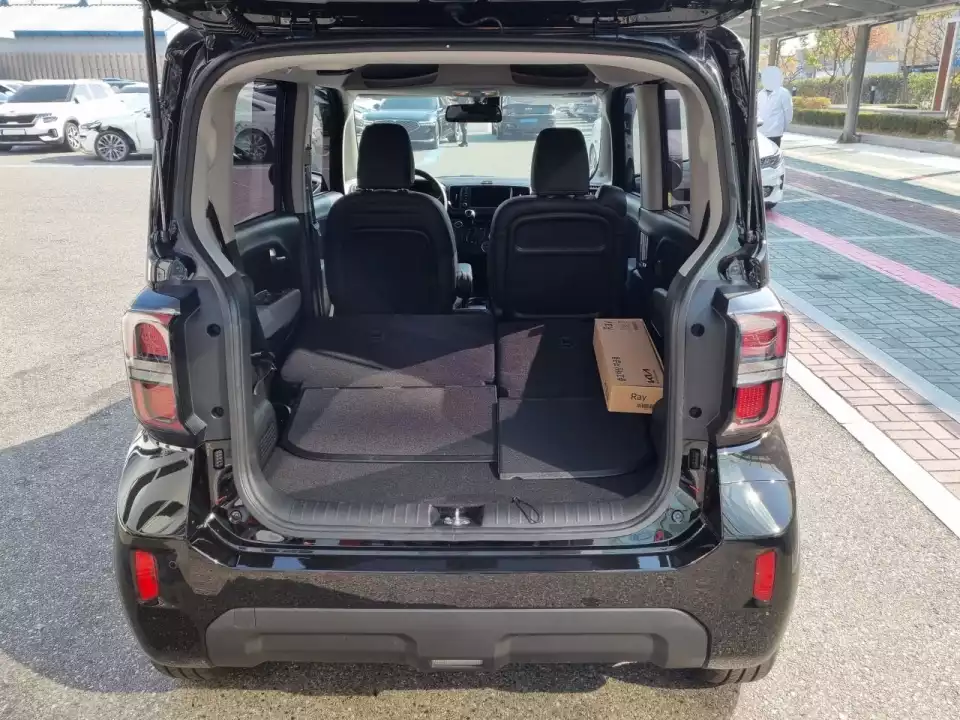 더 뉴 레이의 2열 좌석을 눕힌 모습입니다.