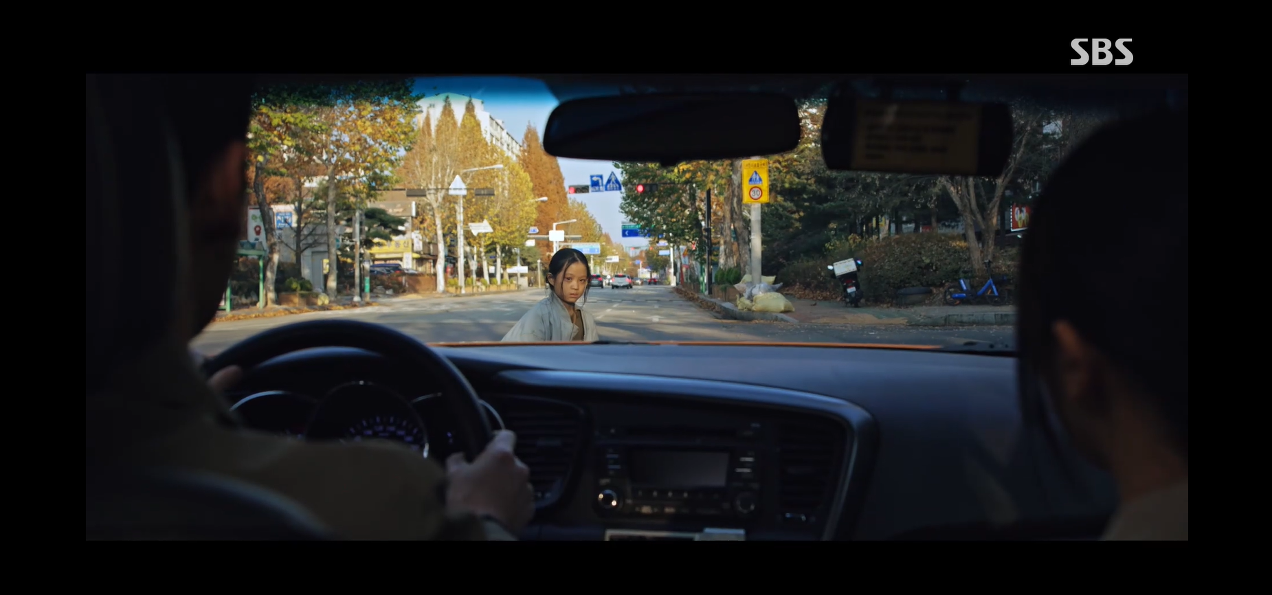 모범택시 시즌2 여자아이가 도기의 택시앞에 뛰어들었다.