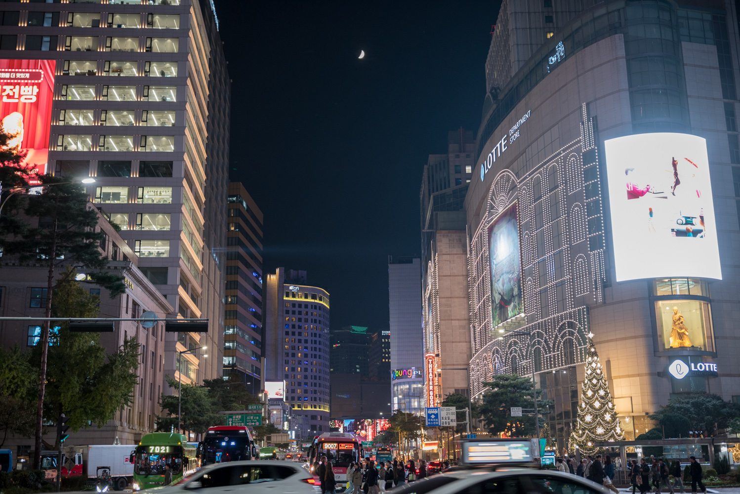 크리스마스 명소인 명동 롯데백화점