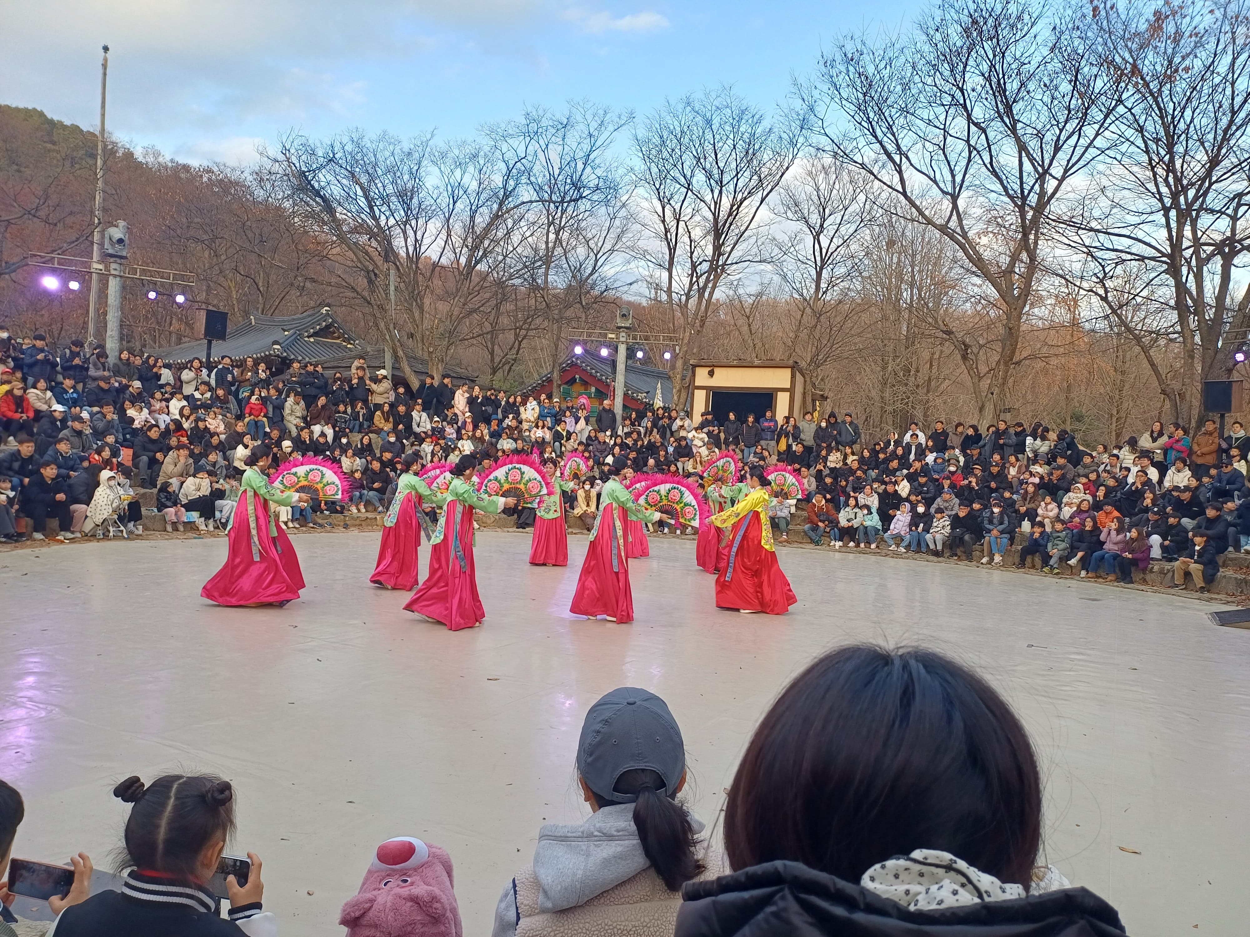 부채가 한 번에 펼쳐지는 순간&#44; 공연장 전체가 한 호흡으로 움직였다