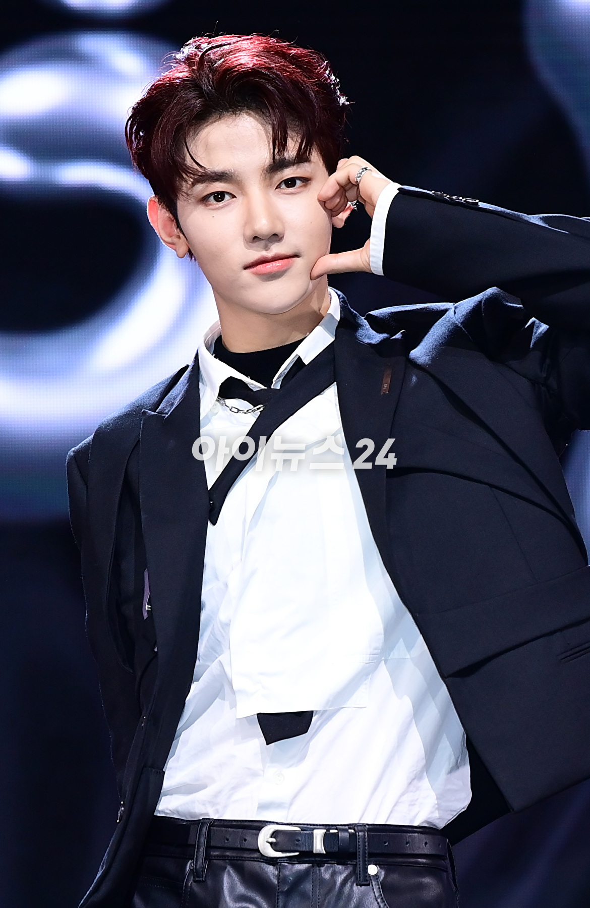 그룹 제로베이스원 장하오가 5일 오후 서울 광진구 예스24라이브홀에서 열린 제로베이스원(ZEROBASEONE) 두 번째 미니앨범 '멜팅 포인트'(Melting Point) 발매 기념 쇼케이스에서 포토타임을 갖고 있다. [사진=정소희 기자]