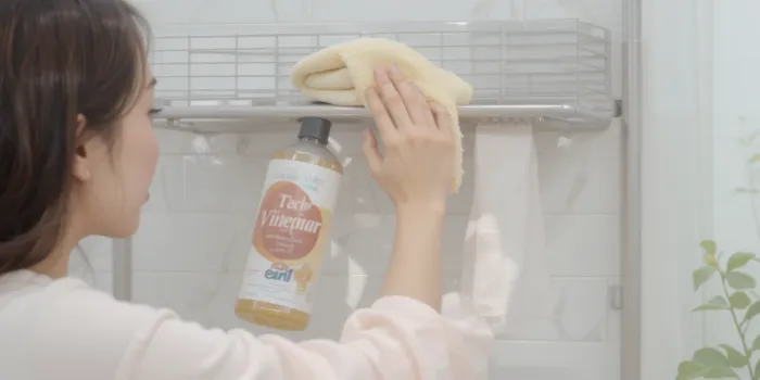 욕실 선반 녹제거 하고 있는 모습