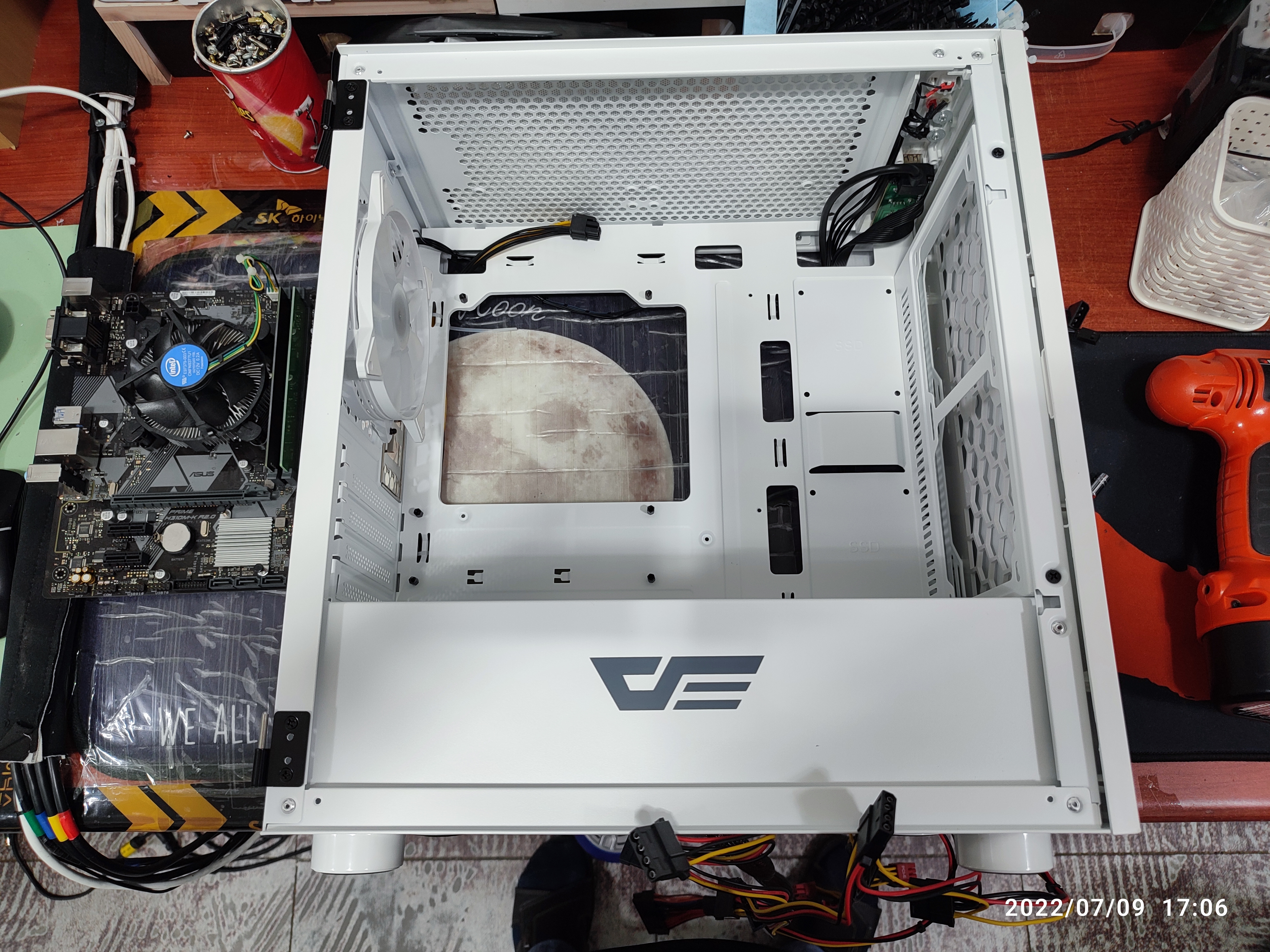 새 케이스의 외관 상태를 확인 중