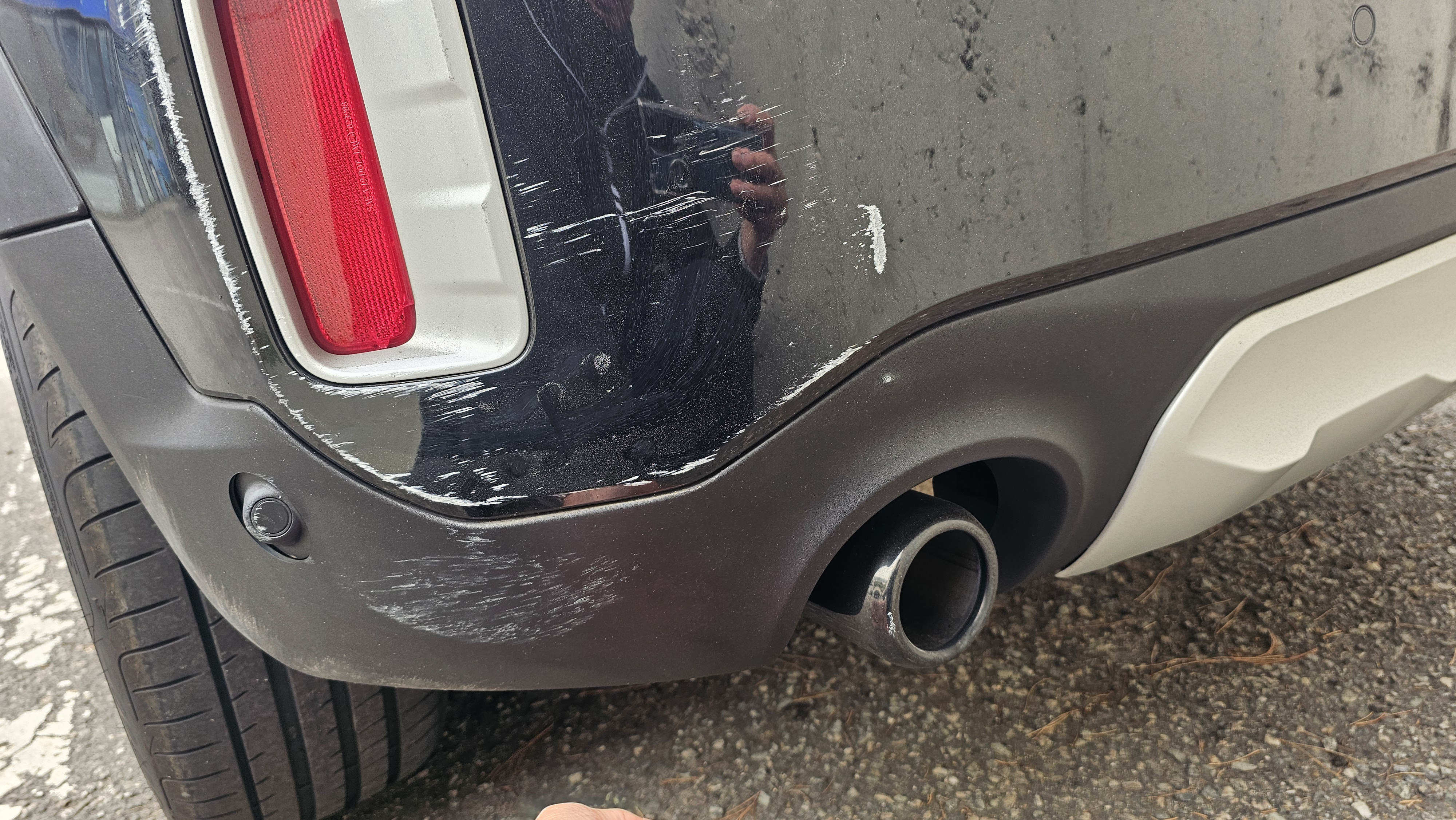 파손된 범퍼 사진