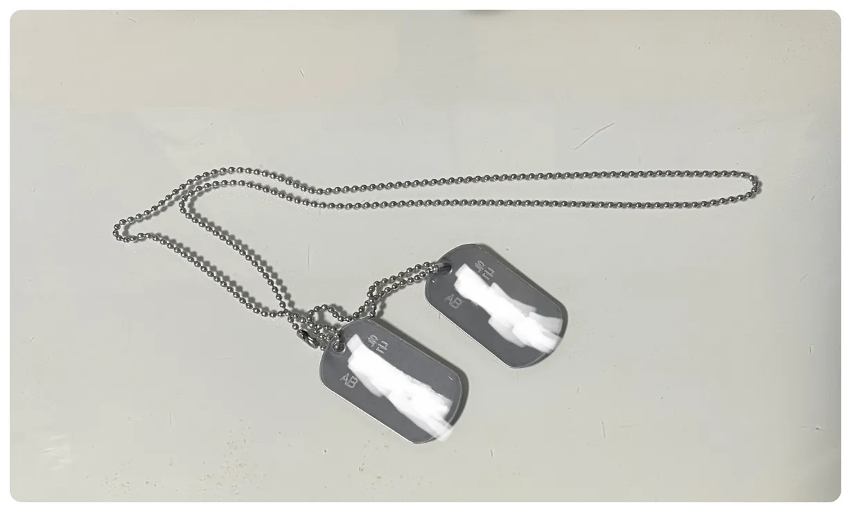 흰색-책상-위에-있는-육군-군번줄