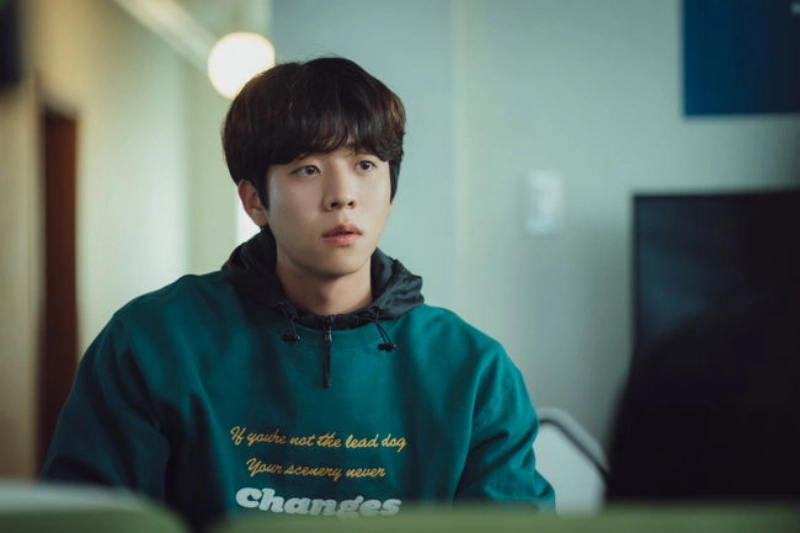 청록색 후드티를 입고 앉아 있는 채종협