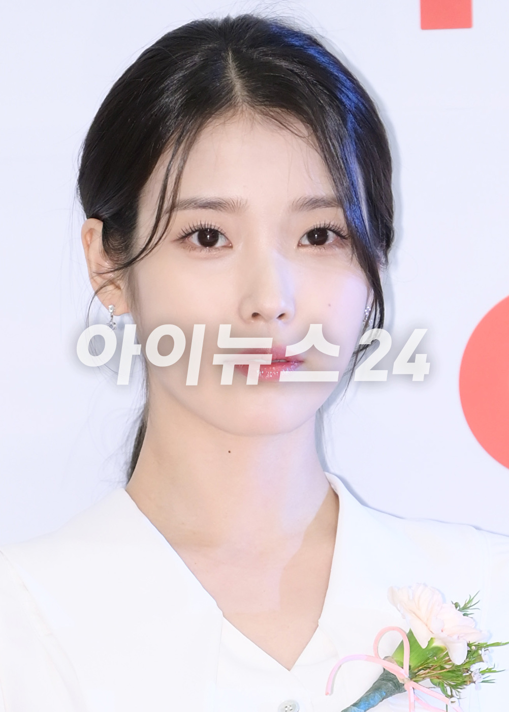 배우 이지은(아이유)이 23일 오후 서울 여의도 중소기업중앙회 KBIZ홀에서 진행된 제42회 &#39;한국영화평론가협회상&#39;(영평상) 시상식에 신인여우상 수상자로 참석해 포즈를 취하고 있다. [사진=정소희 기자]