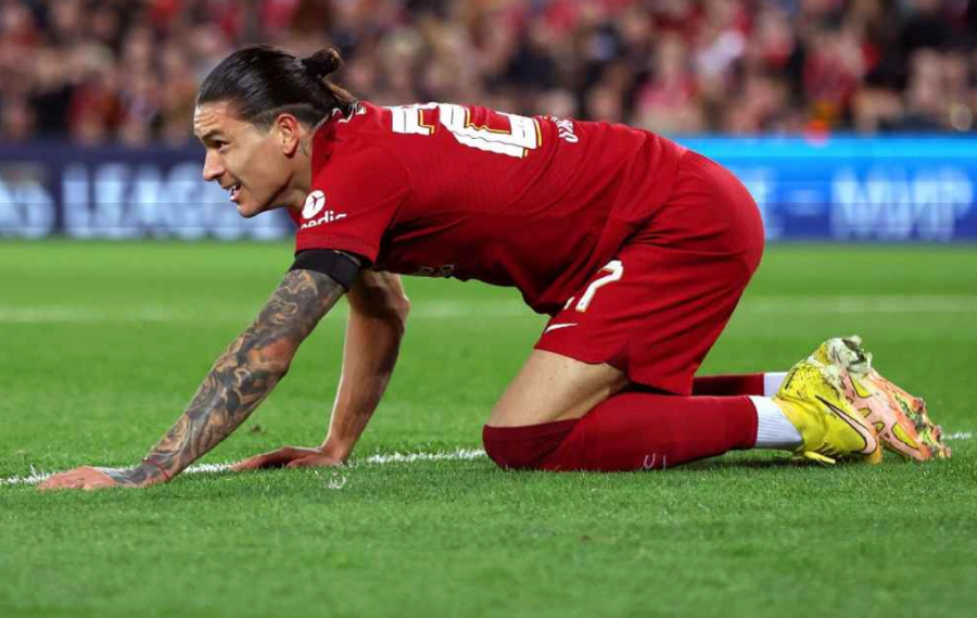 리버풀 다르윈 누녜스가 엎드린 자세로 무릎을 꿇고 있다.