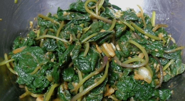 본나물 종류에 포함된 머위나물 무침이 그릇에 담겨 있다