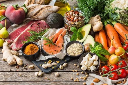 영양 균형 잡힌 식사를 하다.