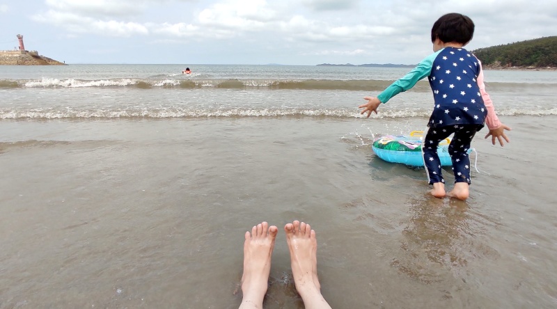 바다로 뛰어드는 아이들과 바닷물에 발담그고 즐기는 미루