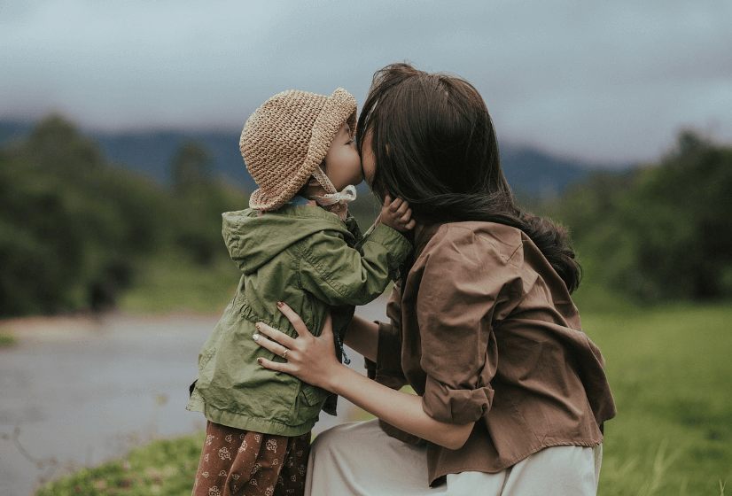 엄마와 교감 중인 아이