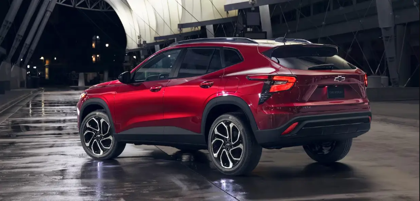 트랙스 크로스오버 빨간색상 차량의 후면부 모습
