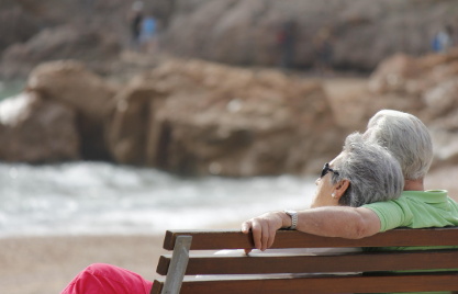 벤치에 앉아있는 커플