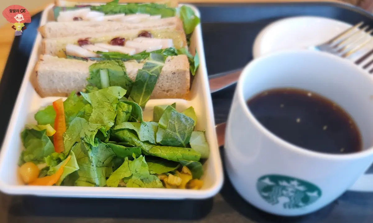 원도-홍천-스타벅스-닭가슴살-곡물빵-신선한-샐러드로-구성된-밀박스와-커피한잔