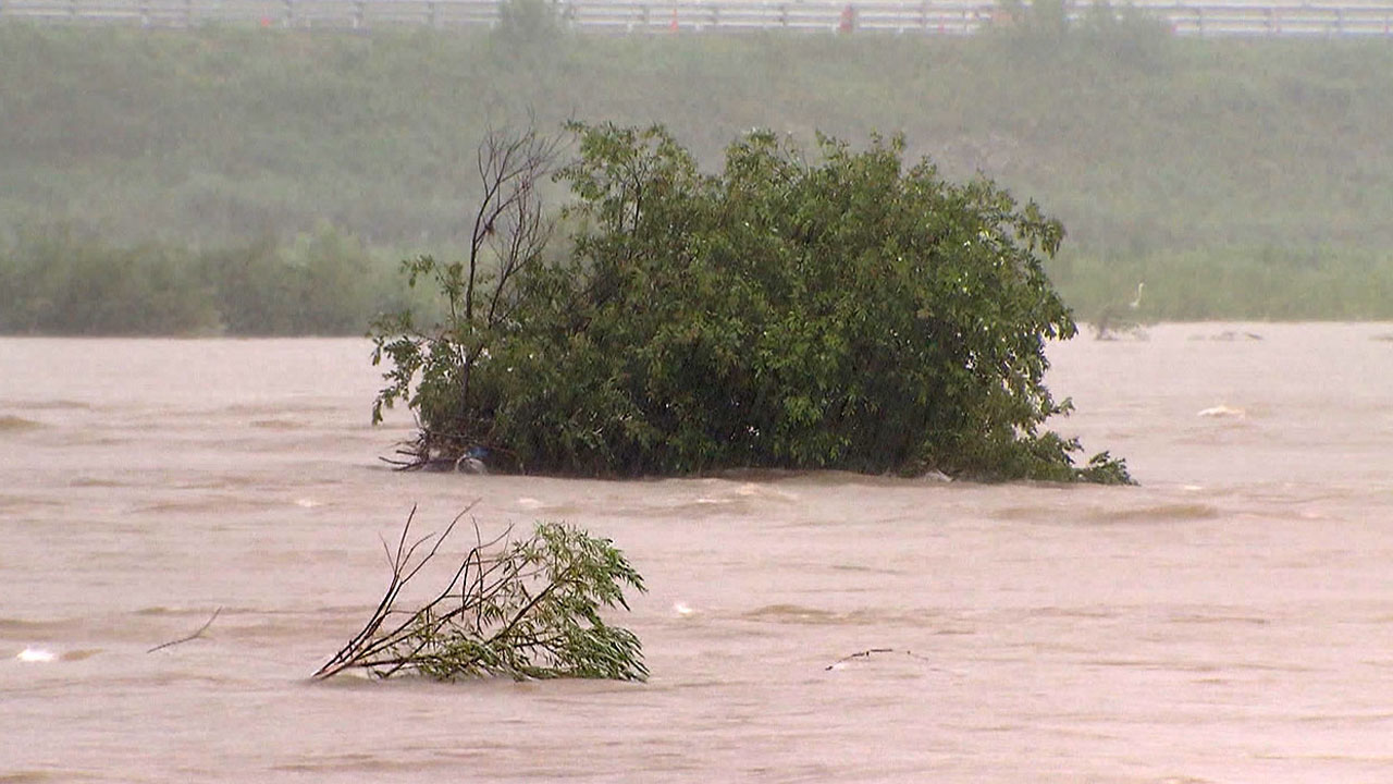 서울 목감천이 위험 수위를 넘겼습니다