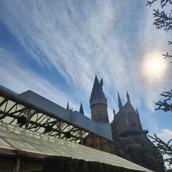 구름과 태양이 호그와트를 신비롭게 만든다.