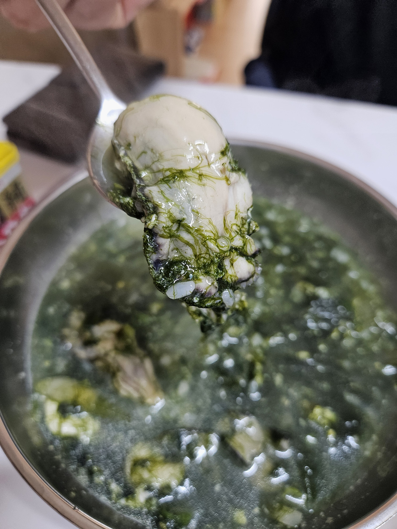 깨끗하게 손질되어 윤기가 흐르는 통통한 생굴의 모습