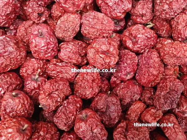 대추 효능의 혈액순환 성분인 시트룰린과 칼륨이 포함된 대추 실물 사진으로 혈압 안정과 혈관 건강 설명