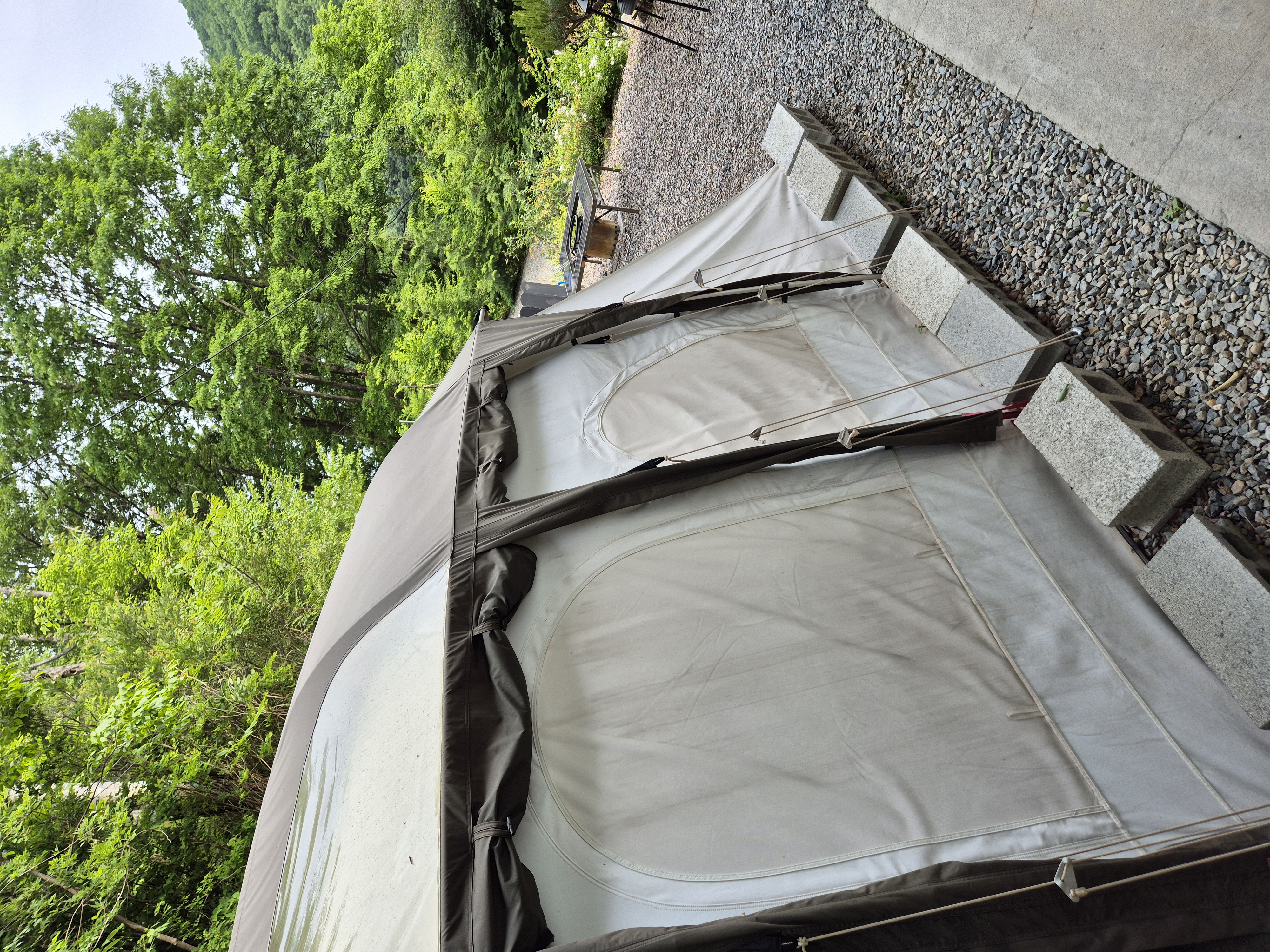 식사텐트로 연결된 문