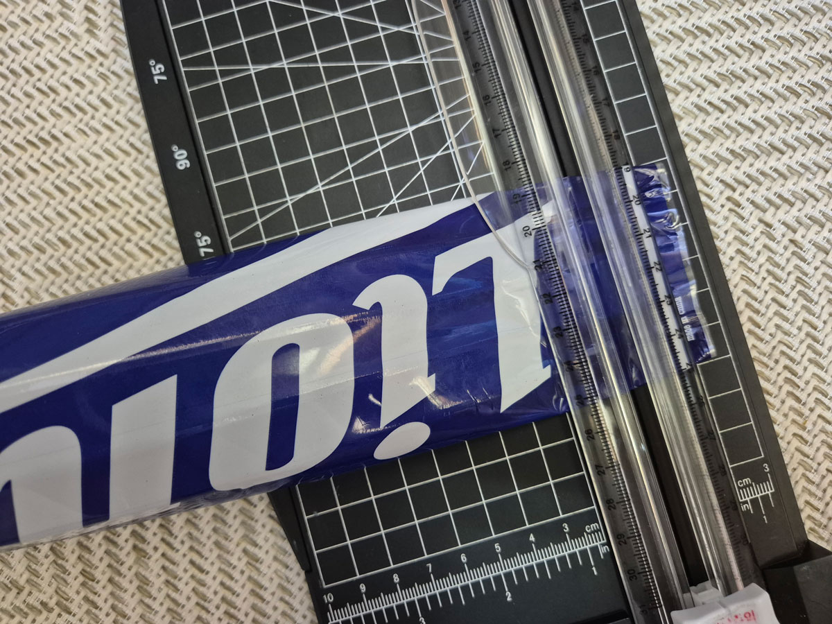 커팅기를 이용해서 필름을 크기에 맞게 자르는 사진