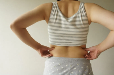 옆구리살을 만지는 여성