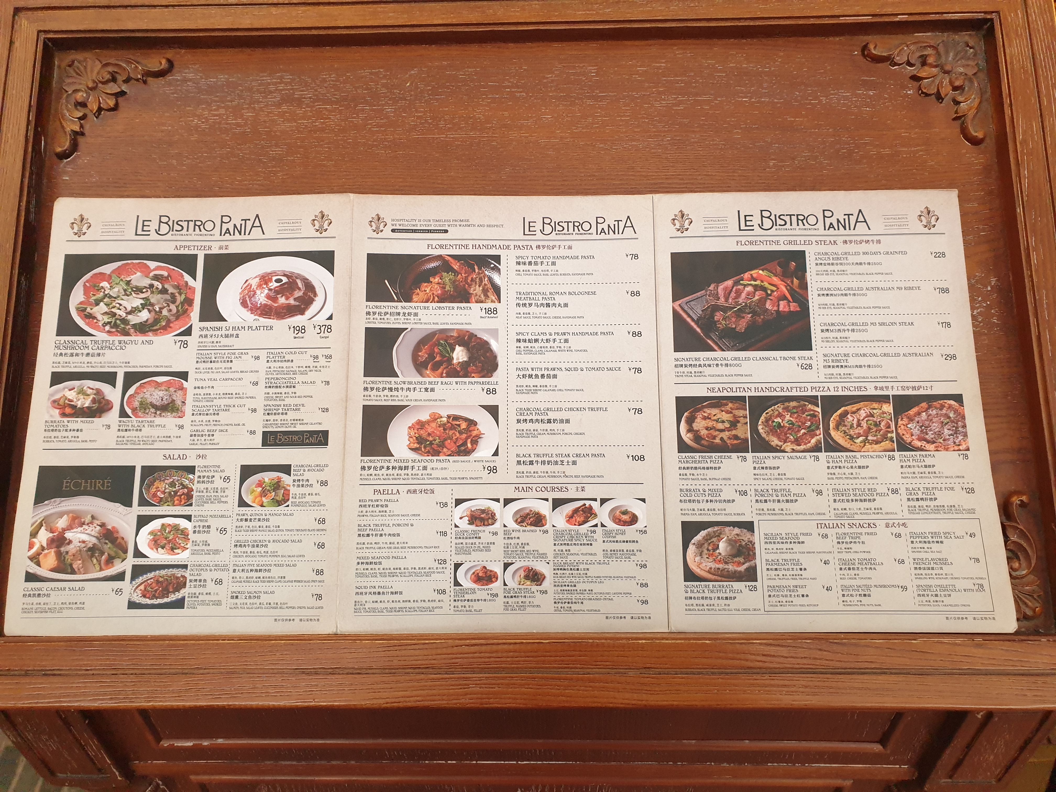 여러가지 메뉴로 가득찬 메뉴판. 이 중 스테이크가 눈에 들어왔다.