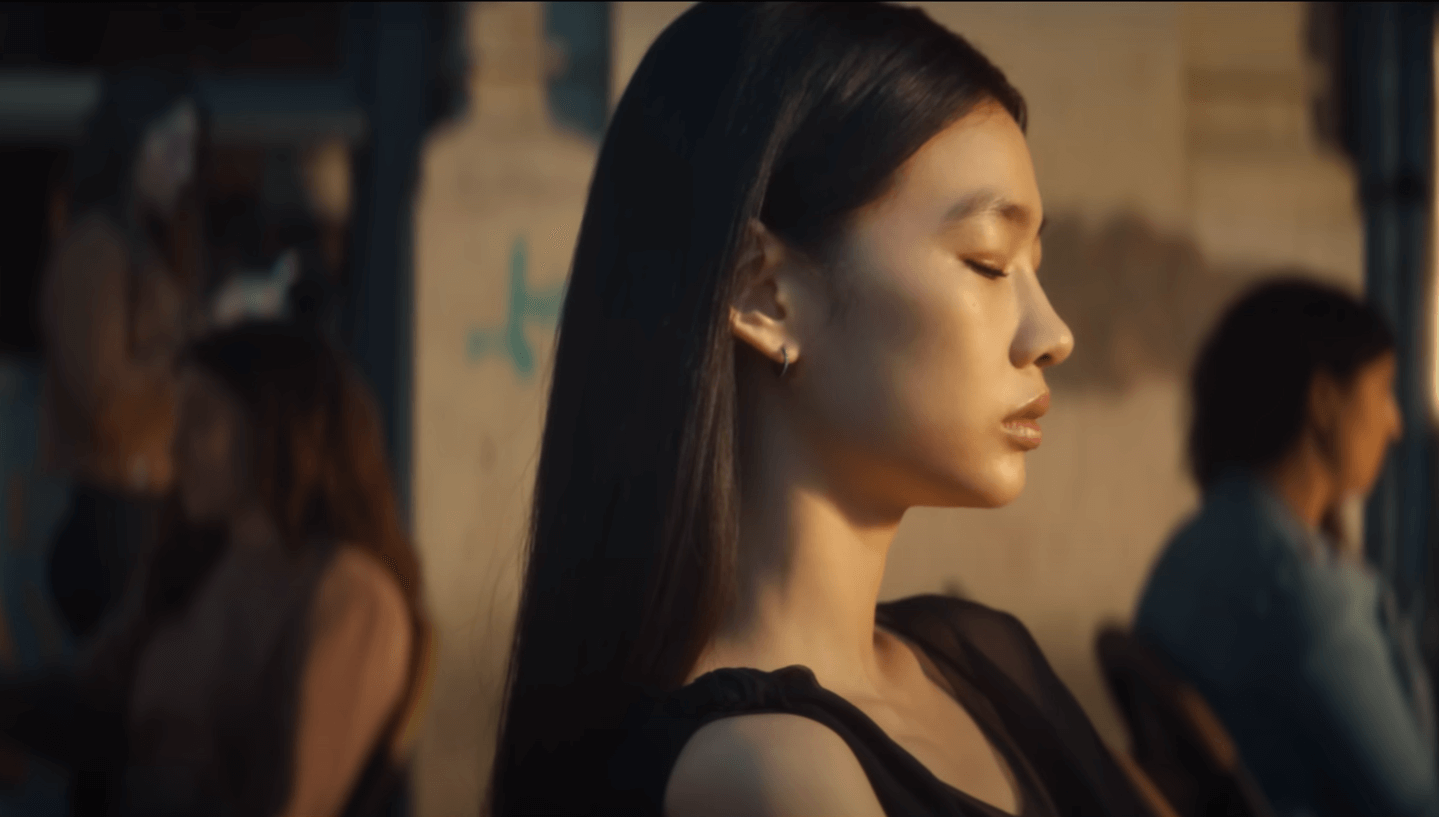 뉴진스 뮤비의 한 장면