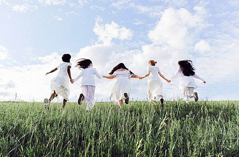 여러사람들이-손을-잡고-들판을-달려가는-모습