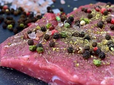 후추를 뿌린 고기 사진