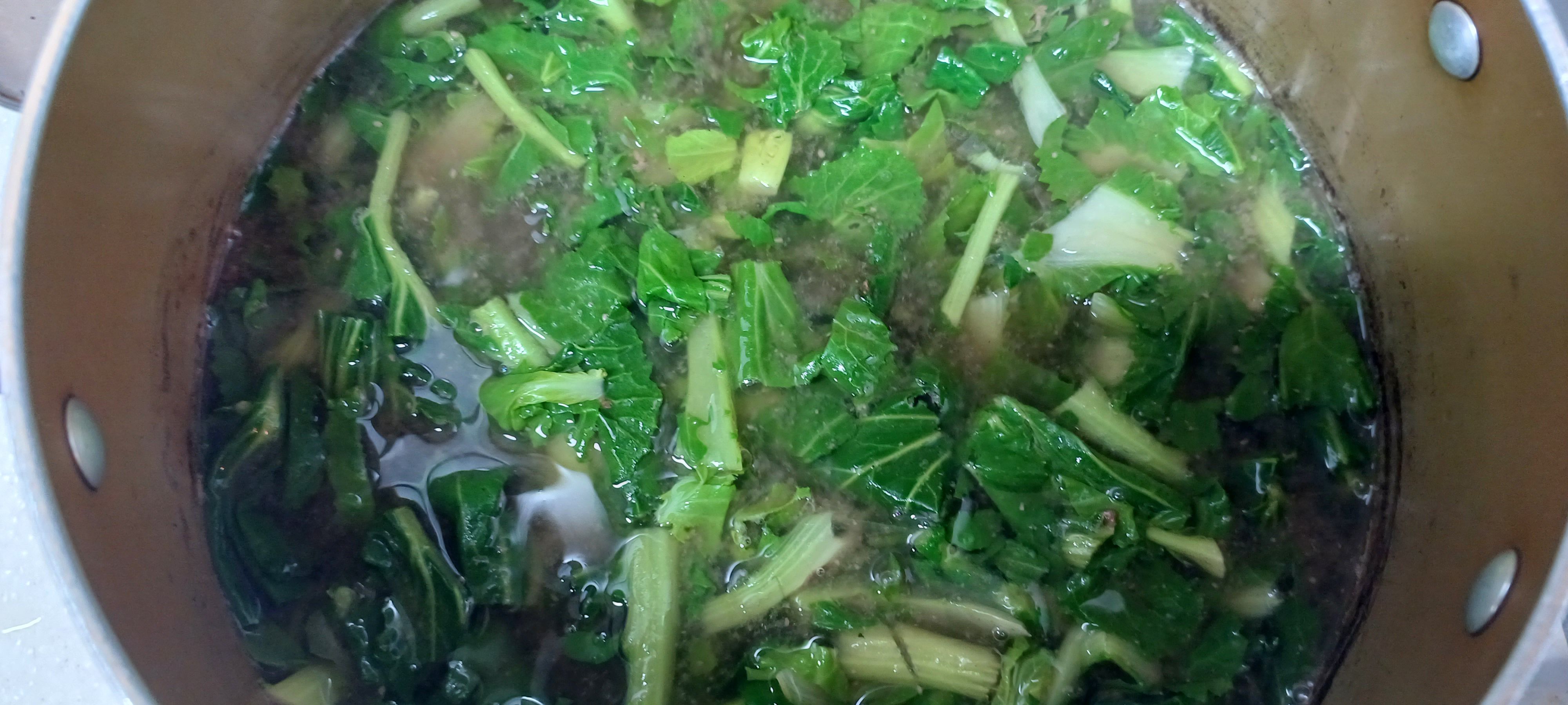 된장 푼 육수 끓으면 겨울초 넣기