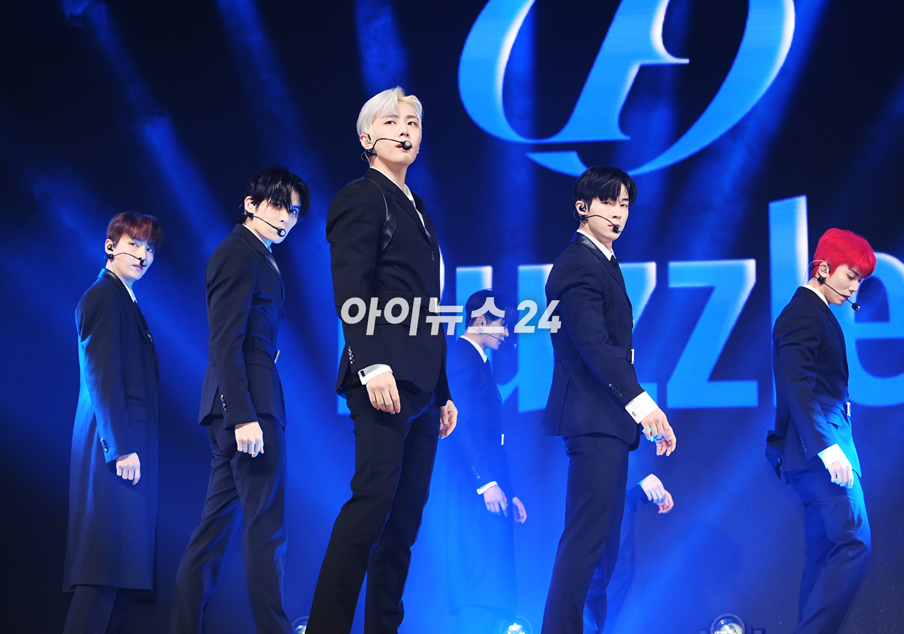 그룹 SF9(에스에프나인)이 9일 오후 서울 광장동 예스24 라이브홀에서 진행된 미니 12집 '더 피스 오브 나인(THE PIECE OF9)' 쇼케이스에 참석해 타이틀곡 '퍼즐' 무대를 선보이고 있다. [사진=정소희 기자]