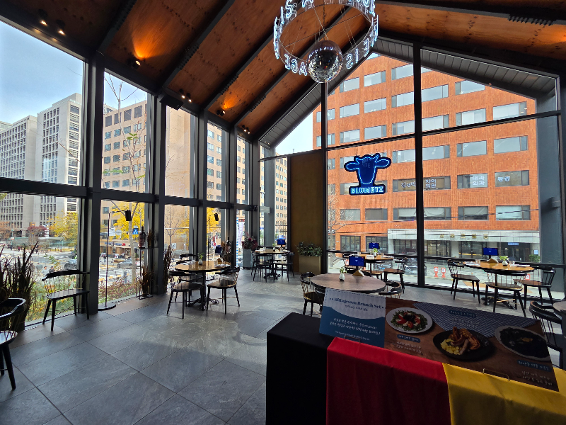 블루메쯔 광화문점. 실내가 넓고 천정이 높다.