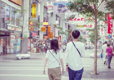 길거리를 걸어가는 남녀