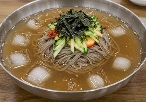 차가운 육수와 함께 그릇에 담긴 메밀국수를 촬영한 사실적인 사진