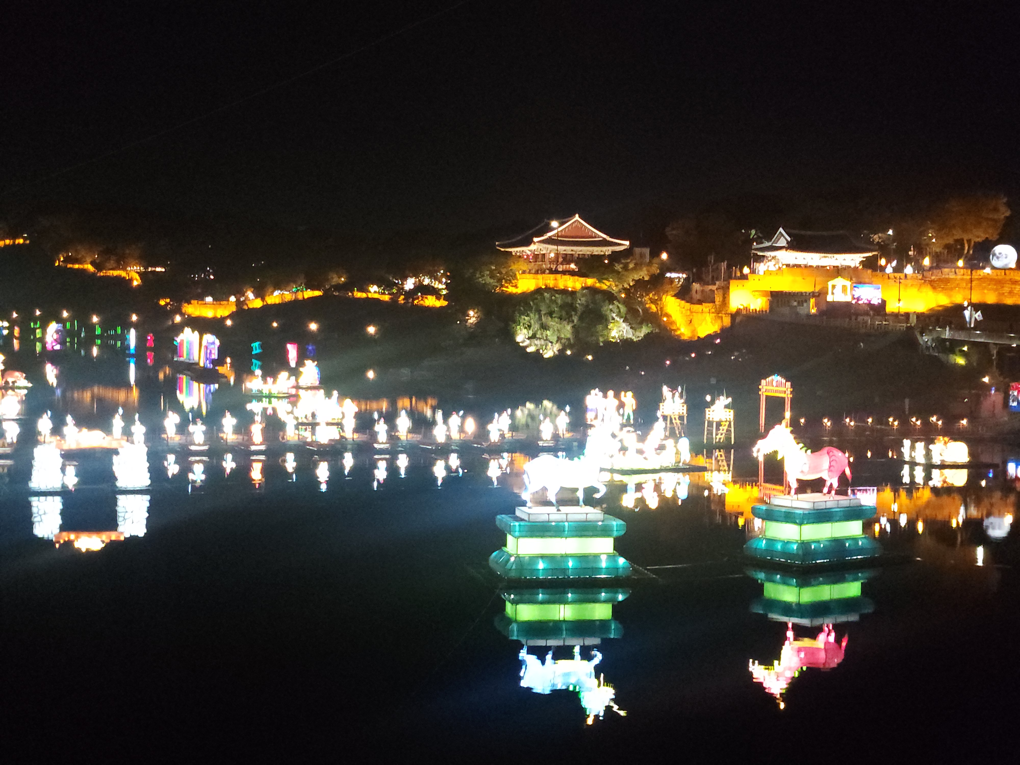 진주남강유등축제 강에 떠있는 유등들