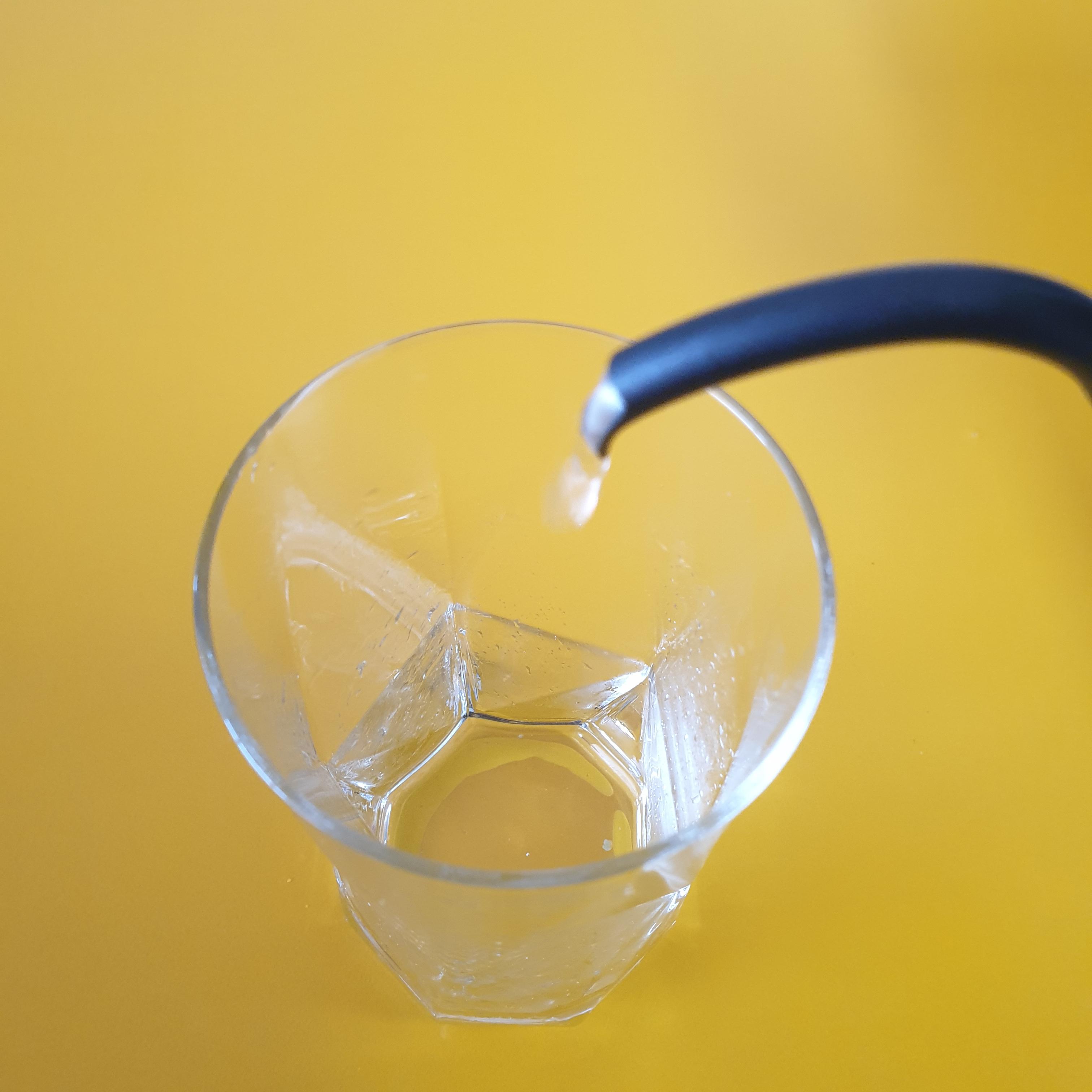 핸드 드립 시 물줄기의 유량과 유속이 만드는 맛의 차이_추출구가 좁은 홀츠클로츠 드립포트