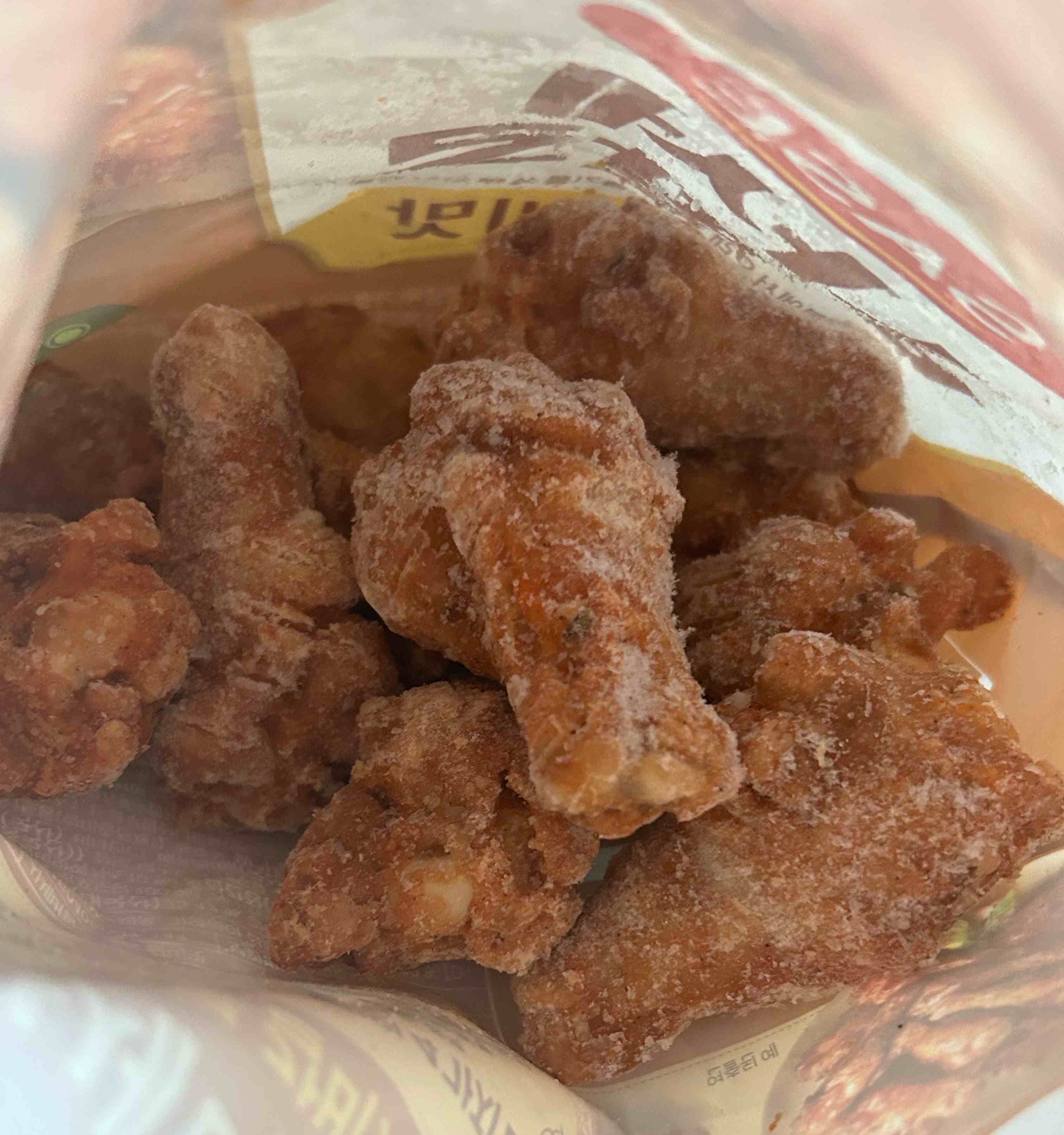 봉지 안에 들어있는 냉동치킨