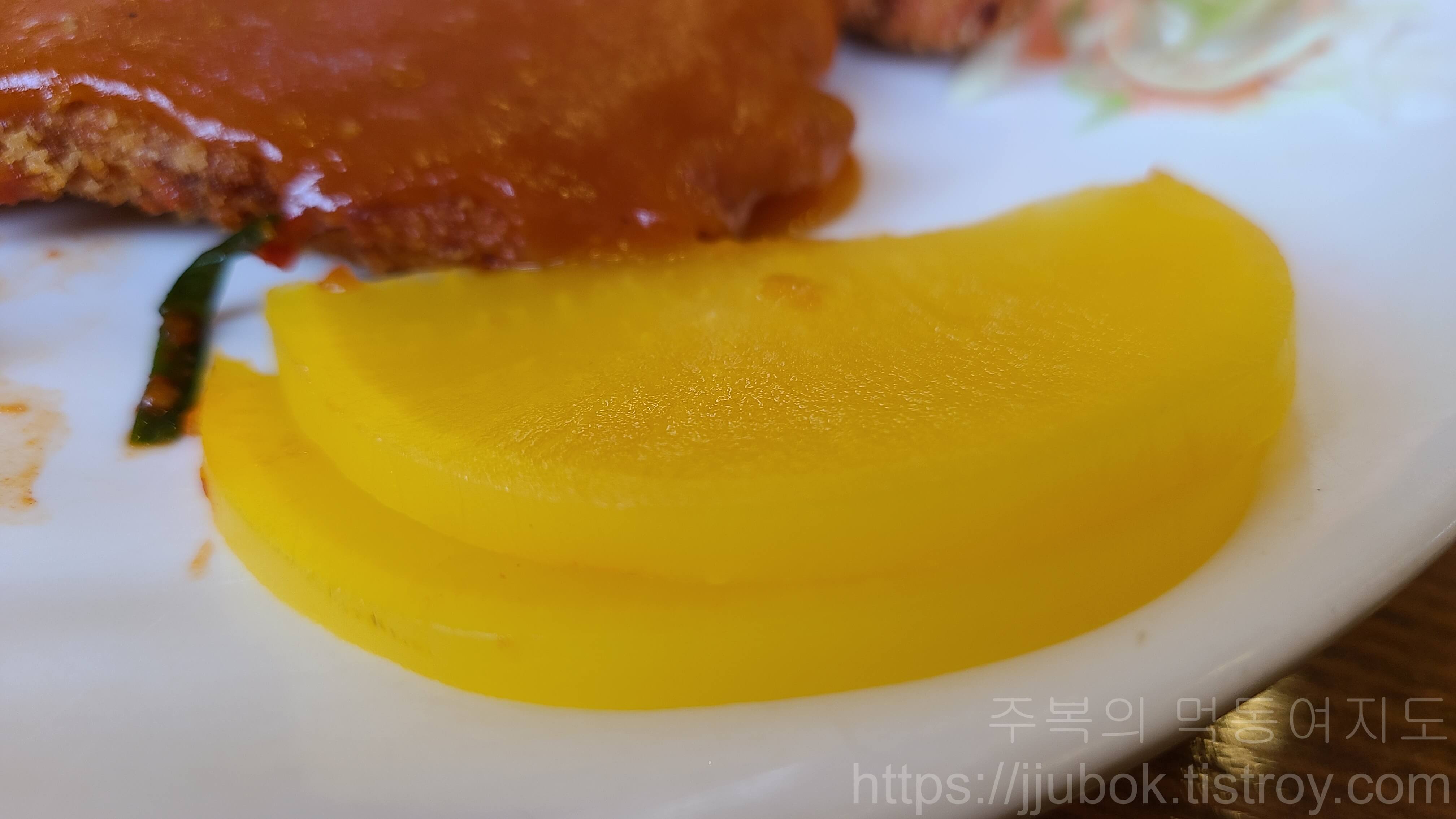 하이포그-돈까스-단무지