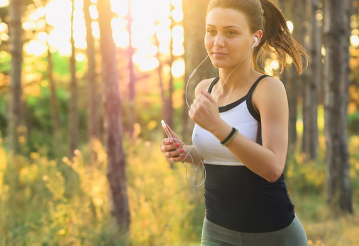 숲속에서 운동하는 여자