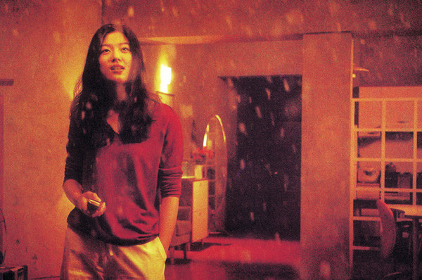 비오는 창 밖을 바라보는 은주