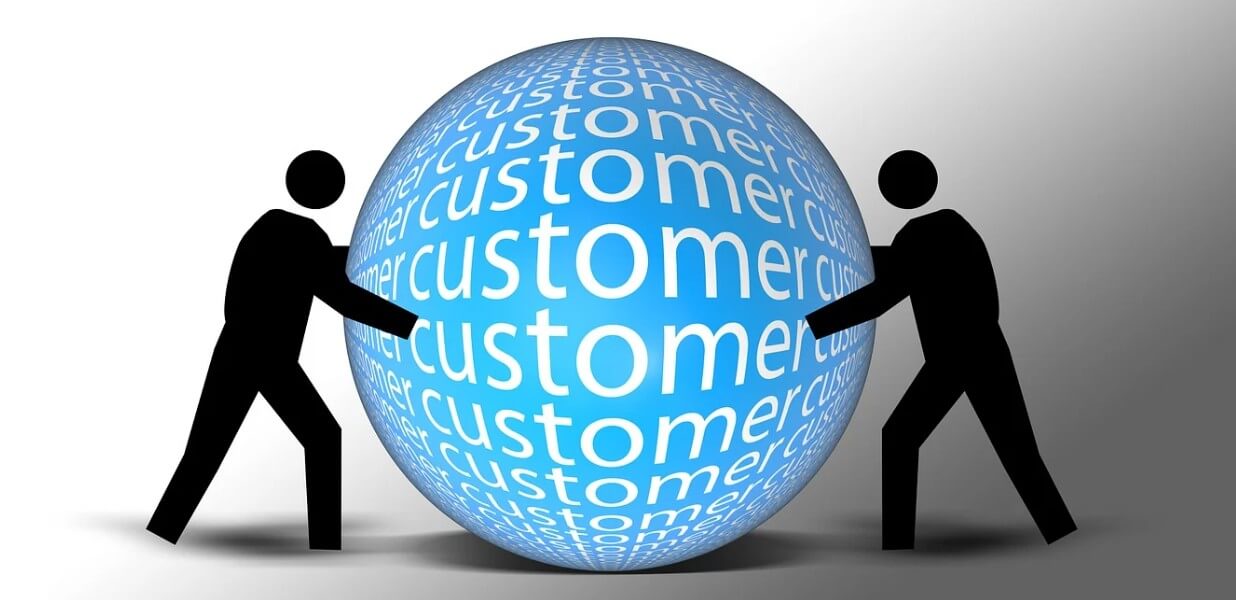 지구본을 사이에 두고 서로 밀고 당기는 모습