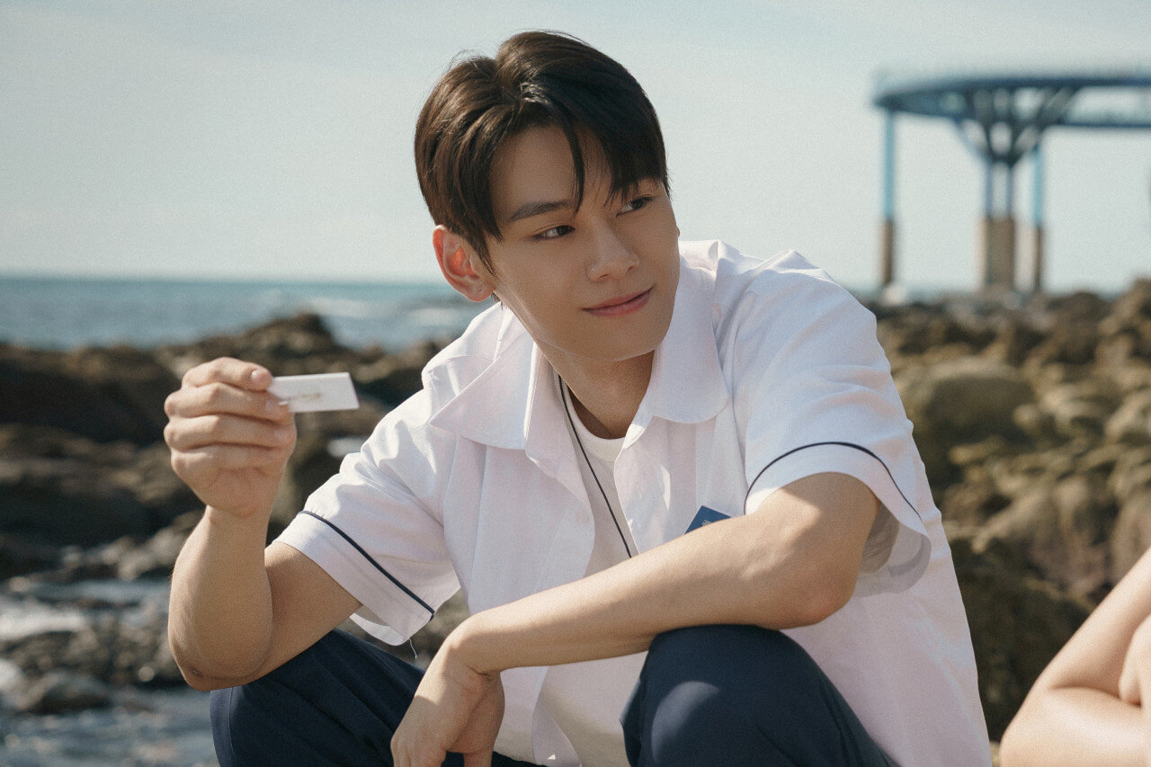 김현이 박세리의 명찰 속 이름을 보며 웃고 있는 모습