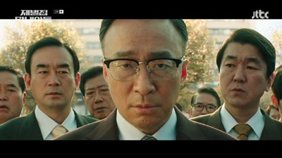 진도준을 노려보는 진양철 회장의 사진입니다.